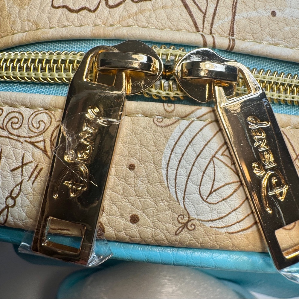 NWT. WondaPop Luxe Disney Cinderella Crossbody Bag. pebble vegan leather. - Picture 16 of 16